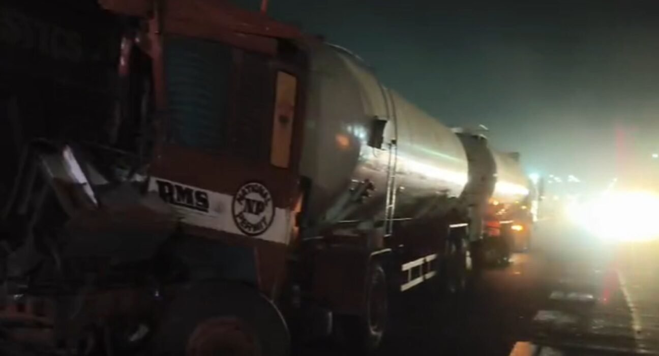 ભચાઉ-ગાંધીધામ હાઇવે પર આજે વહેલી સવારે ગેસ ટેન્કર અને ડમ્પર વચ્ચે સર્જાયો અકસ્માત