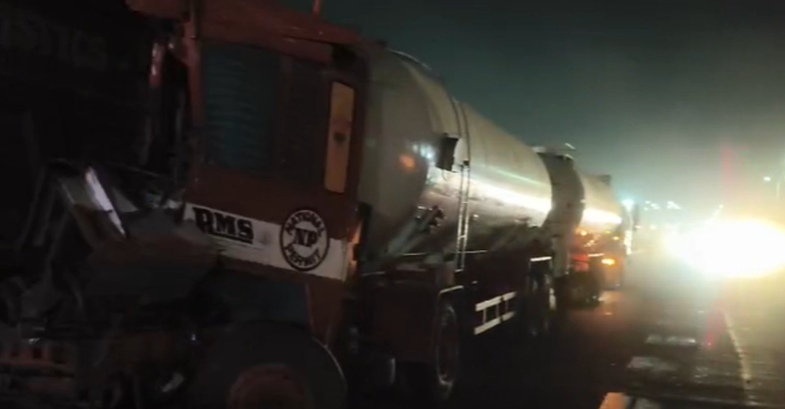 ભચાઉ-ગાંધીધામ હાઇવે પર આજે વહેલી સવારે ગેસ ટેન્કર અને ડમ્પર વચ્ચે સર્જાયો અકસ્માત