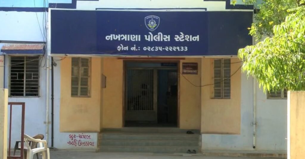 Kachchh News: શિક્ષકે ક્રિકેટ ટુર્નામેન્ટના બહાને વાલીઓ પાસેથી રૂપિયા ઉઘરાવ્યા, 7.50 લાખ લઈ ફરાર થઈ ગયો