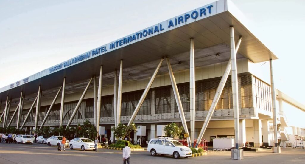 Ahmedabad News: કુવૈતથી દિલ્હી જતી ફ્લાઈટમાં બોમ્બ હોવાની ધમકી, અમદાવાદ એરપોર્ટ પર ઈમરજન્સી લેન્ડિંગ
