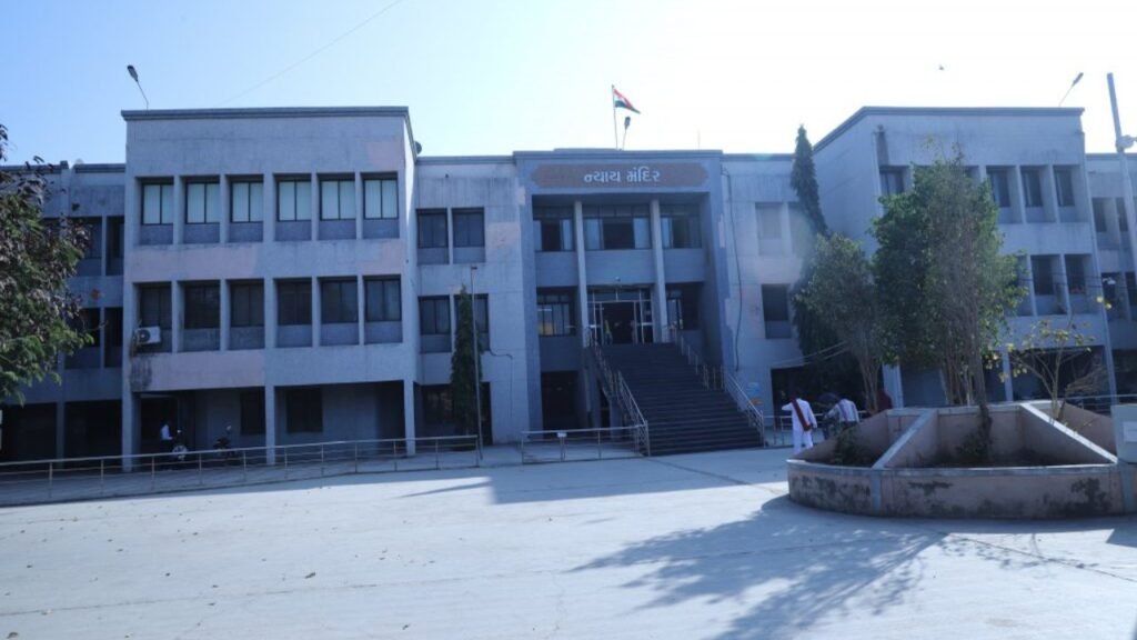 Amreli News: અમરેલી કલેકટર કચેરીને બોમ્બથી ઉડાવી દેવાની મળી ધમકી, પોલીસ દોડતી થઈ