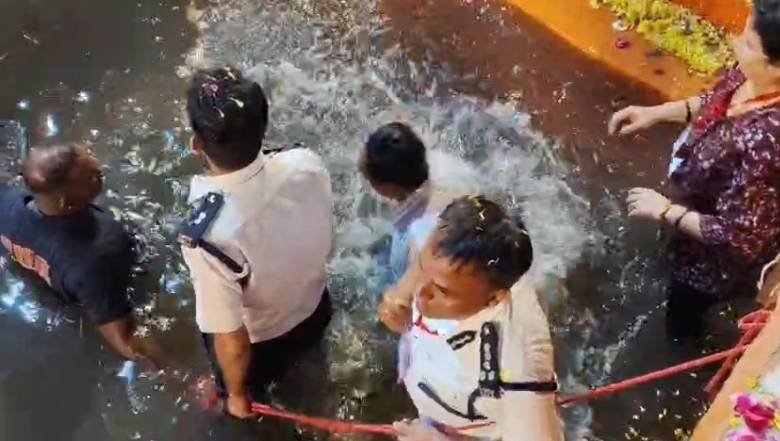 Junagadh News: ભવનાથમાં મૃગી કૂંડમાં આસ્થાની ડૂબકીનો વધુ એક વિવાદ, કિર્તી પટેલ બાદ પોલીસ અધિકારી J.P. વરિયાએ ડૂબકી લગાવી