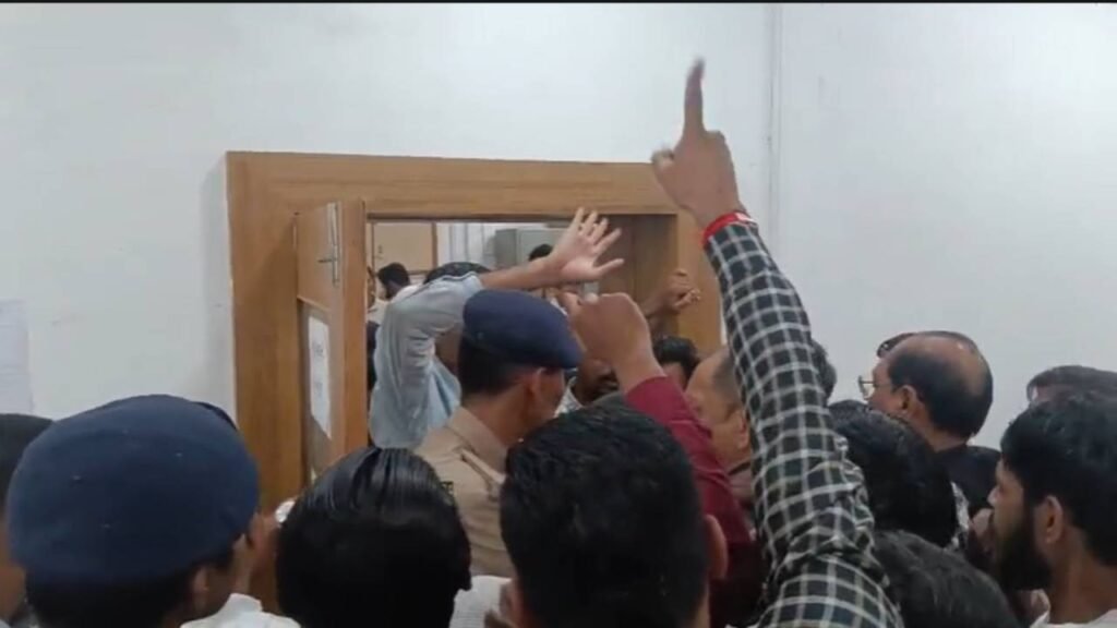 Ahmedabad: હિન્દુ યુવતી અને વિધર્મી યુવકના લગ્નને લઈ હોબાળો, યુવતીને વકીલના કપડાં પહેરાવી કોર્ટમાં લવાઈ