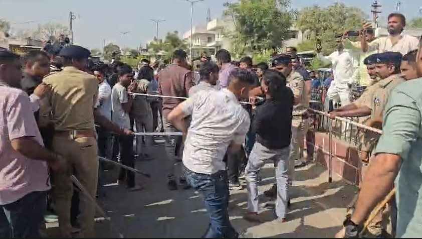 Patan News: જીલિયા ફાર્મ ખાતે આતંક મચાવનારને ખરેખર હનુમાનજી દેખાયા, પોલીસે જાહેરમાં ટાંટિયા તોડ સર્વિસ કરી