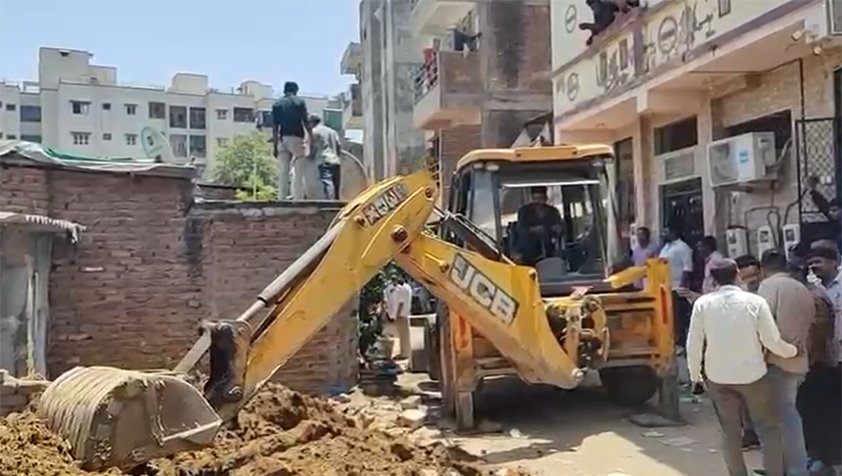 Ahmedabad Crime Branch: ૩૫ વર્ષ જૂની હત્યાનો ભેદ ઉકેલાશે? વટવામાં લાશ શોધવા જેસીબીથી ખોદકામ