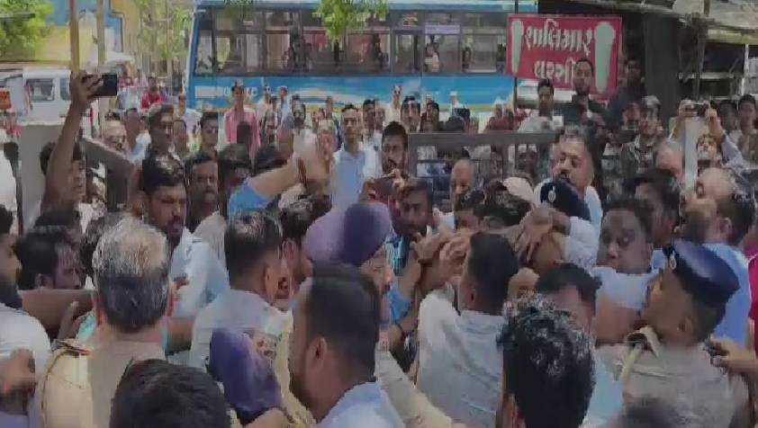 ડભોઇમાં ચૂંટણી પૂર્વે ‘દંગલ’: તાલુકા પંચાયતમાં ભાજપ-કોંગ્રેસના કાર્યકરો વચ્ચે છૂટાહાથની મારામારી, ઉમેદવારે ફોર્મ પાછું ખેંચતા મામલો ગરમાયો