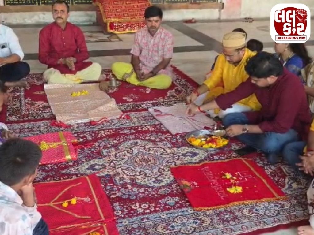 વર્ષમાં માત્ર એક જ વાર દશેરાના દિવસે જ બદલાય છે બહુચરાજી મંદિરની મુખ્ય ધજા:દર્શન માટે ભક્તોનું મહેરામણ ઉમટ્યું