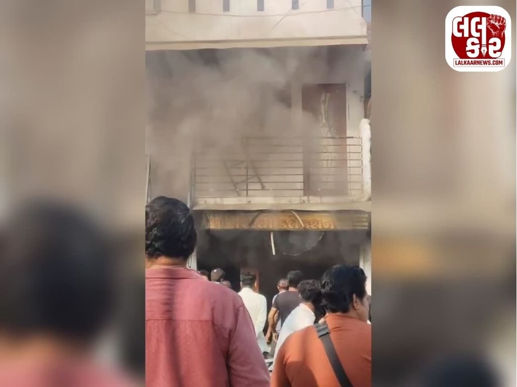 અચાનક લાગી ભીષણ આગ:કપડાંની દુકાન બળીને ખાખ