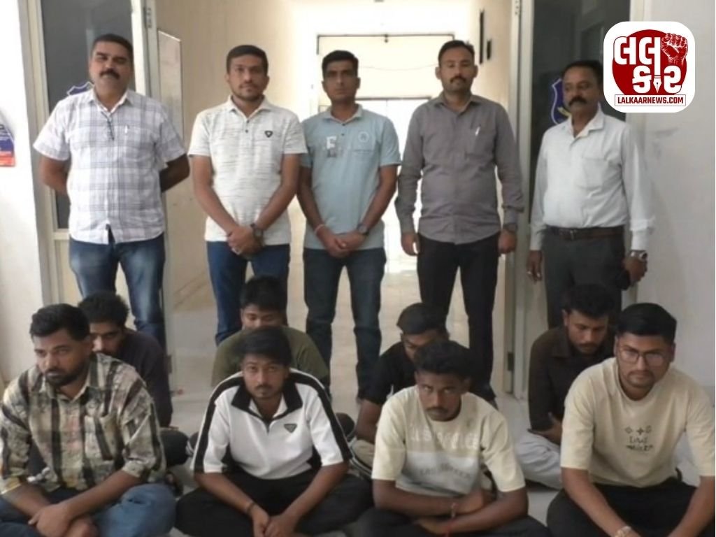 બોરની ઓરડીમાંથી ચાલતું નકલી શેરબજાર કોલ સેન્ટર ઝડપાયું: સાયબર ક્રાઈમે દરોડા પાડી ૮ શખ્સોને દબોચ્યા!