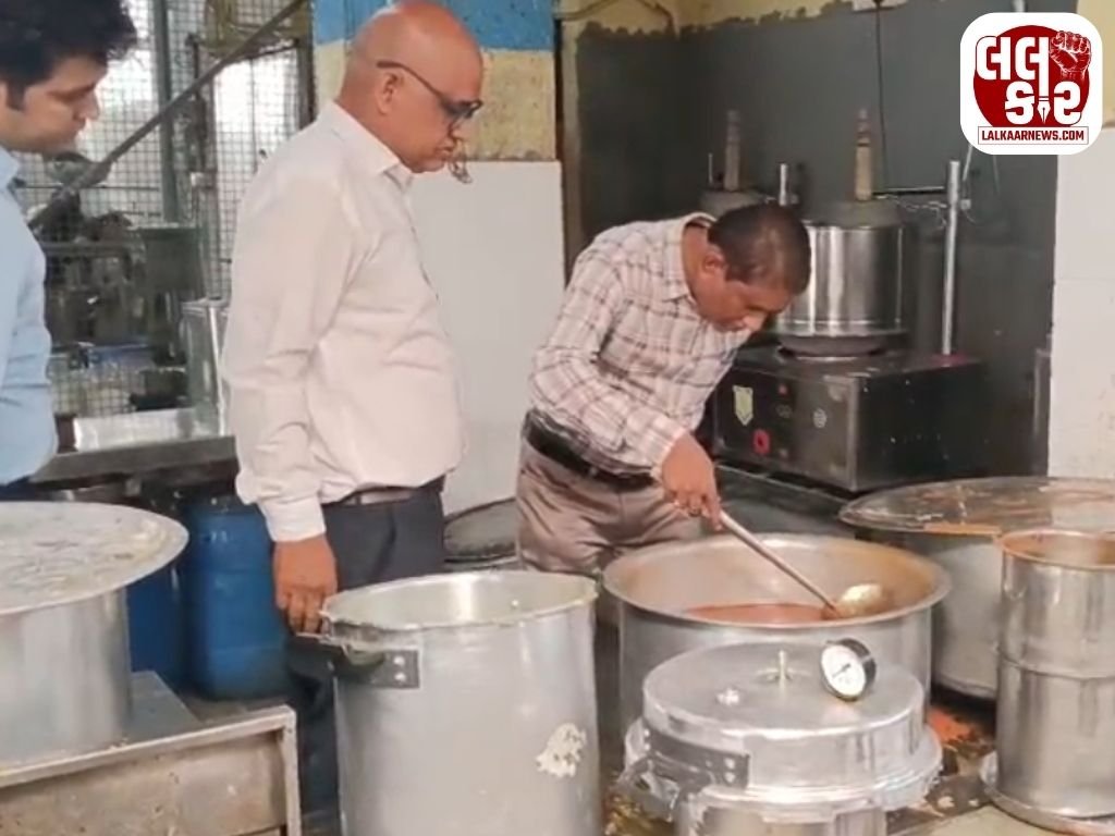 દશેરા પહેલા વડોદરા ફૂડ વિભાગનું મોટું ચેકિંગ: ‘પ્રસાદમ’ રેસ્ટોરન્ટમાં જીવાત મળતાં ફટકારી નોટિસ!